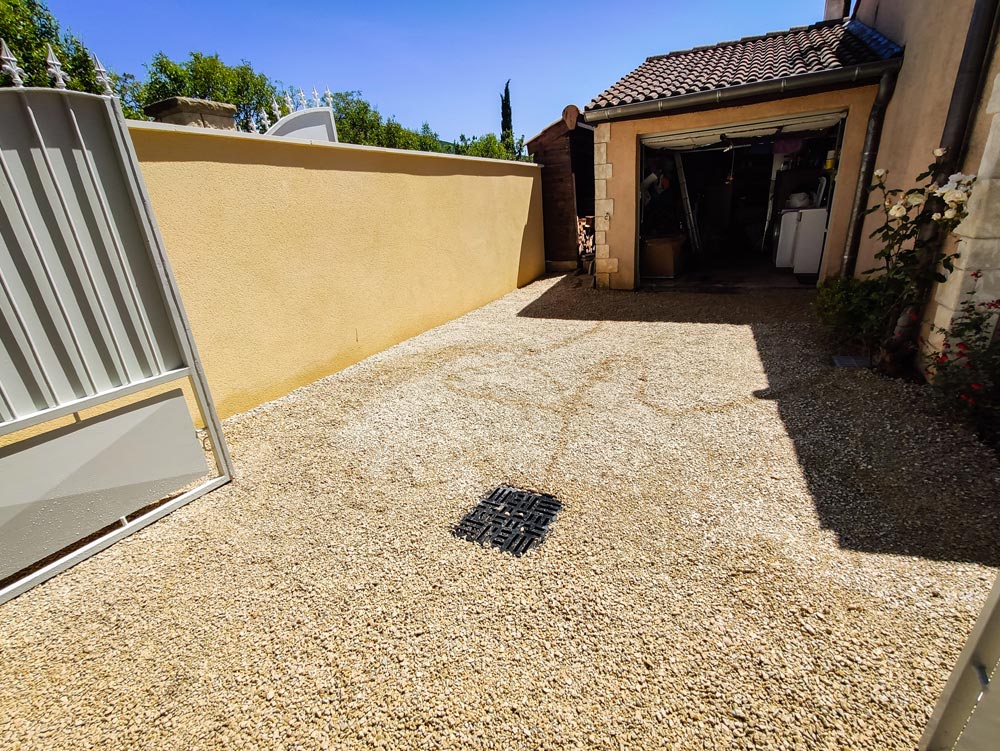 Réalisation de chemins d’accès, allées, parkings